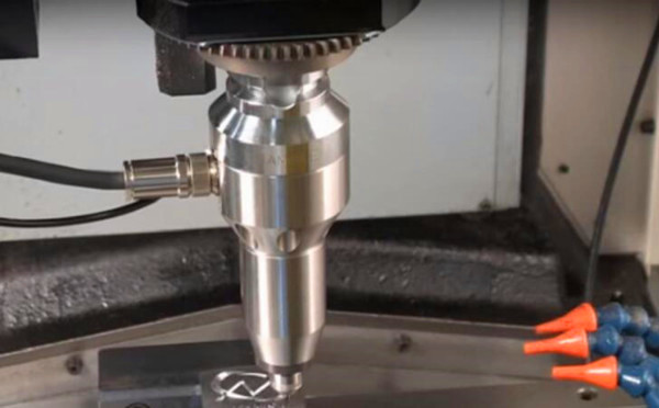 雕刻機<a href='gaosuzhuzhou.htm' class='keys' title='點擊查看關于電主軸的相關信息' target='_blank'>電主軸</a>.jpg 雕刻機電主軸.jpg