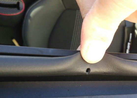 汽車密封條鉆孔.jpg 汽車密封條鉆孔.jpg