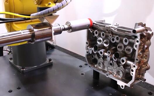 汽車(chē)缸蓋自動(dòng)換刀去毛刺.jpg 汽車(chē)缸蓋自動(dòng)換刀去毛刺.jpg