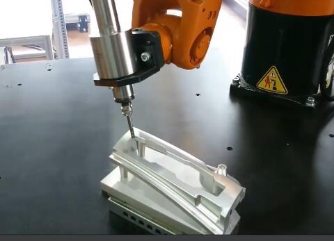 鋁鑄件自動(dòng)換刀電主軸去毛刺.jpg 鋁鑄件自動(dòng)換刀電主軸去毛刺.jpg