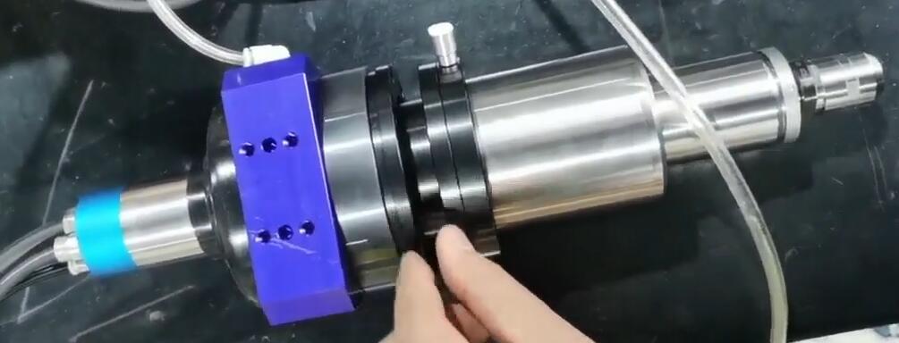 汽車輪轂去毛刺自動(dòng)換刀浮動(dòng)主軸.jpg 汽車輪轂去毛刺自動(dòng)換刀浮動(dòng)主軸.jpg