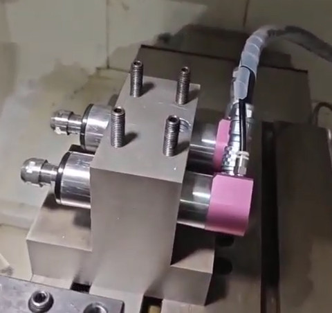 排刀機(jī)鉆孔<a href='gaosuzhuzhou.htm' class='keys' title='點(diǎn)擊查看關(guān)于電主軸的相關(guān)信息' target='_blank'>電主軸</a>.jpg