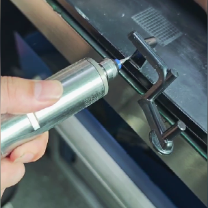 塑料水口切割 1.png